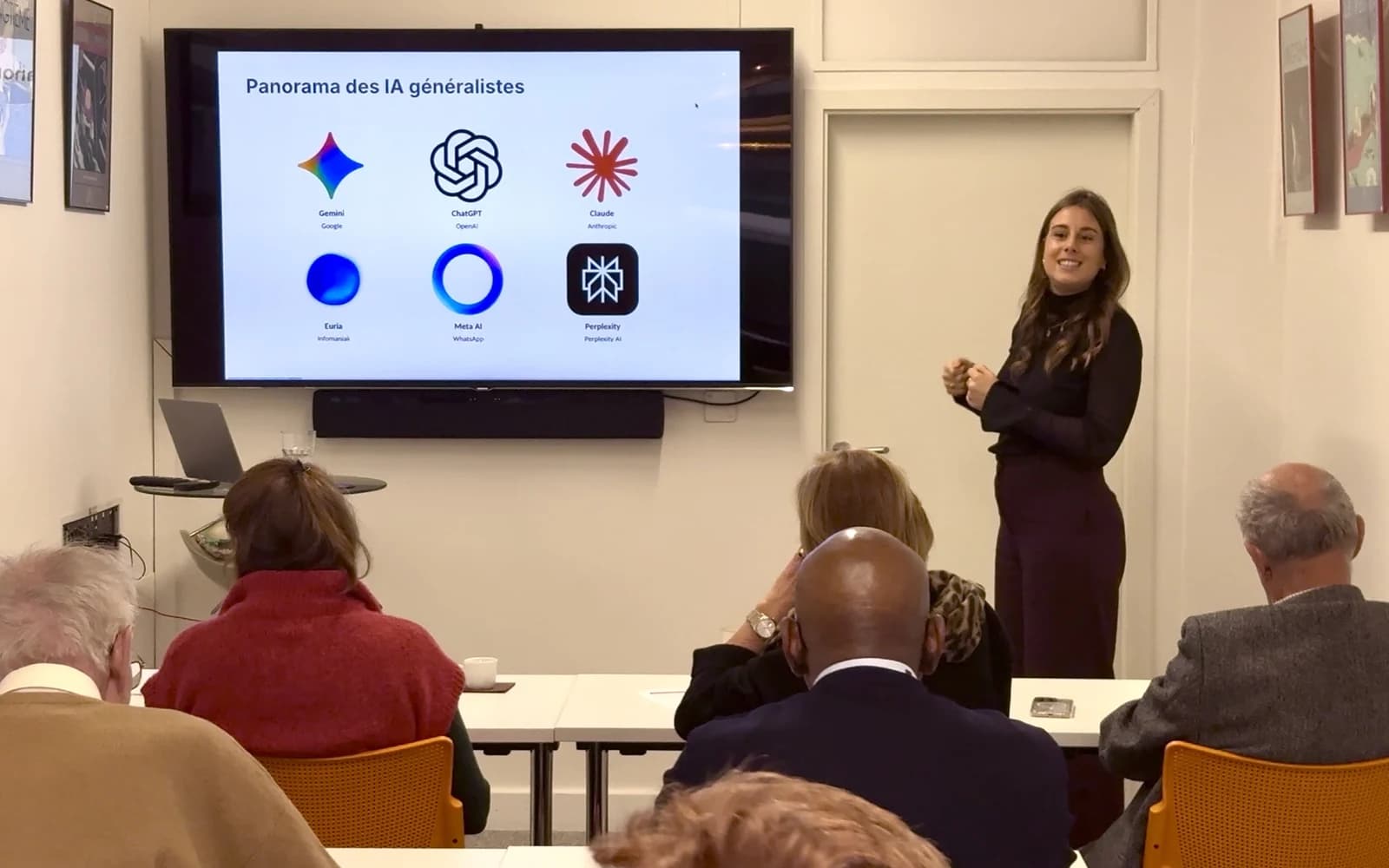 Formation Claude IA Genève : formatrice DKDP présentant le panorama des outils IA à une équipe en entreprise